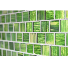 Nahaufnahme von grünen Glasmosaikfliesen für Wandverkleidung