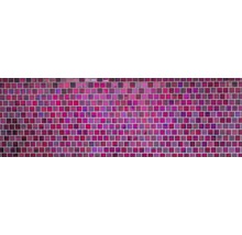 Fliesenwand mit kleinen quadratischen Mosaiksteinen