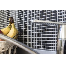 Wandfliesen mit Mosaikmuster hinter einer Spüle mit Armatur und Obstkorb