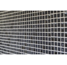 Wandfliesen mit kleinen quadratischen Fliesen verlegt