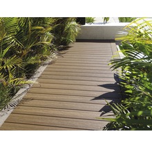 Gartenweg aus Terrassendielen zwischen Pflanzen