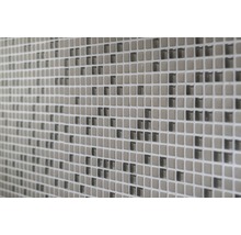 Nahaufnahme einer Wand mit kleinen, quadratischen Mosaikfliesen.