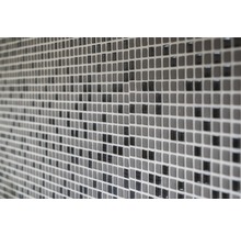 Nahaufnahme einer Wand mit kleinen quadratischen Mosaikfliesen.