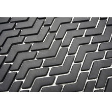 Detailansicht einer Bodenmatte mit Pfeilmuster.