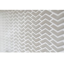 Detailansicht von Fliesen im Pfeildesign für Wandgestaltung