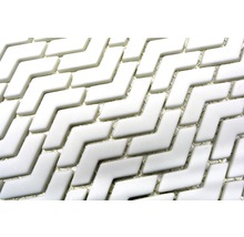 Nahaufnahme von weißen Winkelmosaikfliesen