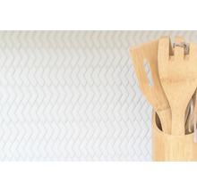 Küchenhelfer aus Bambus im Behälter vor weißem Hintergrund