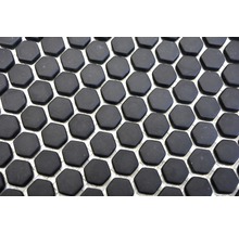 Schwarzes Mosaikfliesenmuster mit sechseckigen Fliesen