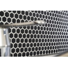 Detailaufnahme von schwarzen, sechseckigen Fliesen mit hellen Fugen