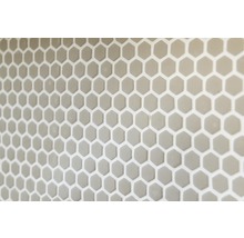 Nahaufnahme von Sechseckfliesen an einer Wand