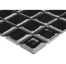 Mosaikfliese mit quadratischen, glänzenden Steinen