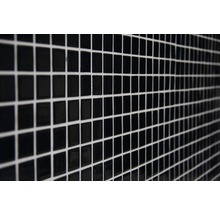 Wand mit Mosaikfliesen