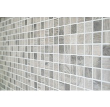 Mosaikfliesen mit Holzoptik an der Wand