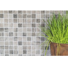 Mosaikfliesen mit Holzoptik als Wandverkleidung