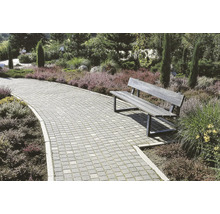 Gartenweg gepflastert mit Pflastersteinen und Holzbank