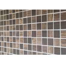Quadratische Mosaikfliesen in Holzoptik als Wandfliesen