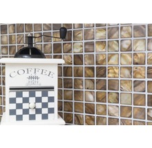 Dekorative Kaffeemühle mit Kachelhintergrund