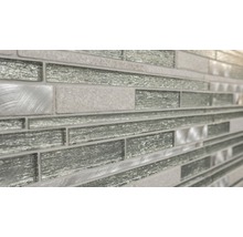 Detailansicht einer Wandfliese mit Glas- und Metallelementen