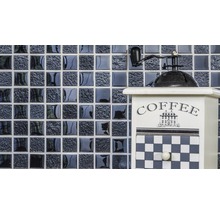 Dekorative Mosaikfliesen und eine Kaffeemühle