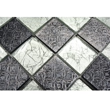 Dekorative Mosaikfliesen mit floralem Muster und silberfarbener Oberfläche