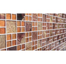 Detailansicht einer Mosaikfliese mit Blattmuster