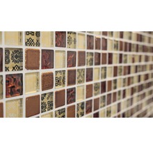 Nahaufnahme einer Wandfliese mit quadratischem Mosaikmuster