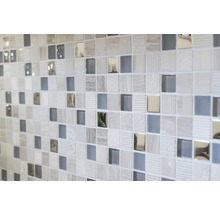 Mosaikfliesenwand mit quadratischen Fliesen aus verschiedenen Materialien und Oberflächen