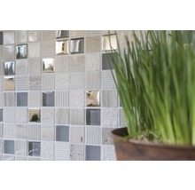 Quadratische Mosaikfliesen mit verschiedenen Oberflächenstrukturen