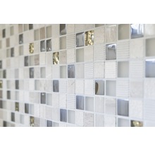 Nahaufnahme einer Mosaikfliese mit unterschiedlichen Oberflächen