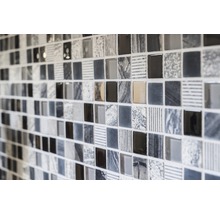 Nahaufnahme von Mosaikfliesen mit verschiedenen Mustern