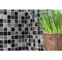 Wandfliesen mit Mosaikmuster in Schwarz, Grau und Weiß.