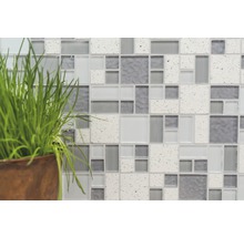 Mosaikfliesenwand mit Pflanze