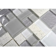 Detailaufnahme einer Mosaikfliese aus Glas und Stein