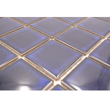 Detailansicht von quadratischen Mosaikfliesen