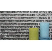 Mosaikfliesen mit Glasstruktur und zwei Kerzen