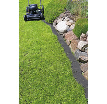 Rasenkante aus Textil neben Rasen und Steinen