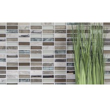 Mosaikfliesenwand mit dekorativem Gras