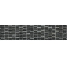 Mosaikfliese mit rechteckigen, schwarzen Elementen.