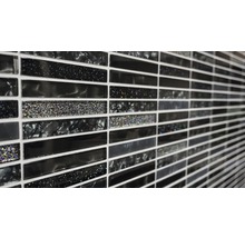 Detailaufnahme von Mosaikfliesen in Schwarz mit Glitzer