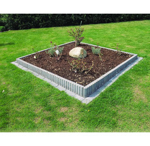 Quadratisches Blumenbeet mit Pflanzen und Rollbordsteinen im Garten