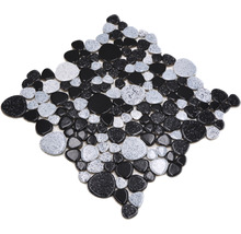Mosaikfliese mit Kieseloptik in Schwarz und Grau