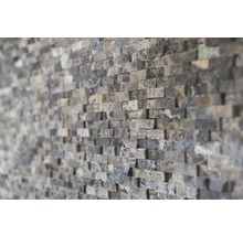 Mauer aus Naturstein-Mosaikfliesen