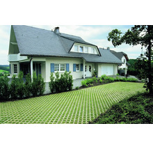 Einfamilienhaus mit begrünter Rasengitterfläche vor dem Haus