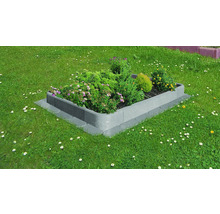 Beetbegrenzung aus Beton mit Bepflanzung auf Rasenfläche