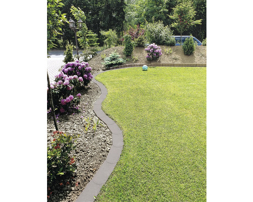 Gestalteter Garten mit Rasenfläche, Blumen und Rasenkantensteinen