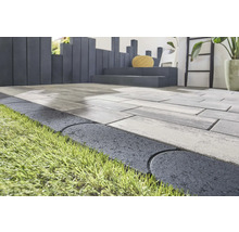 Gartenweg mit Rasenkantensteinen und Betonplatten