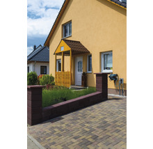 Einfamilienhaus mit gepflasterter Auffahrt und kleinem Vorgarten