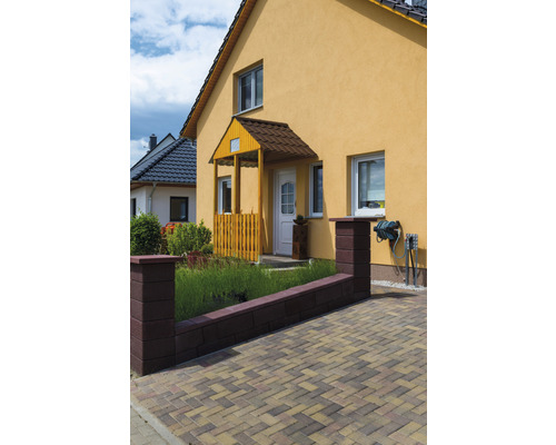 Einfamilienhaus mit gepflasterter Auffahrt und kleinem Vorgarten