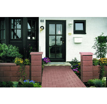 Eingangsbereich eines Hauses mit Pflastersteinen, Pflanzkästen und Eingangstür