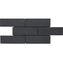 Mauer aus rechteckigen Pflastersteinen